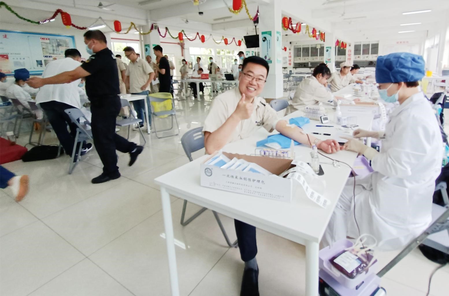 采血車開進南亞新材 讓愛心奉獻蔚然成風(圖2) 采血車開進南亞新材 讓愛心奉獻蔚然成風(圖2)